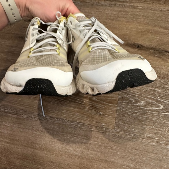 On running shoes - Picture 2 of 11